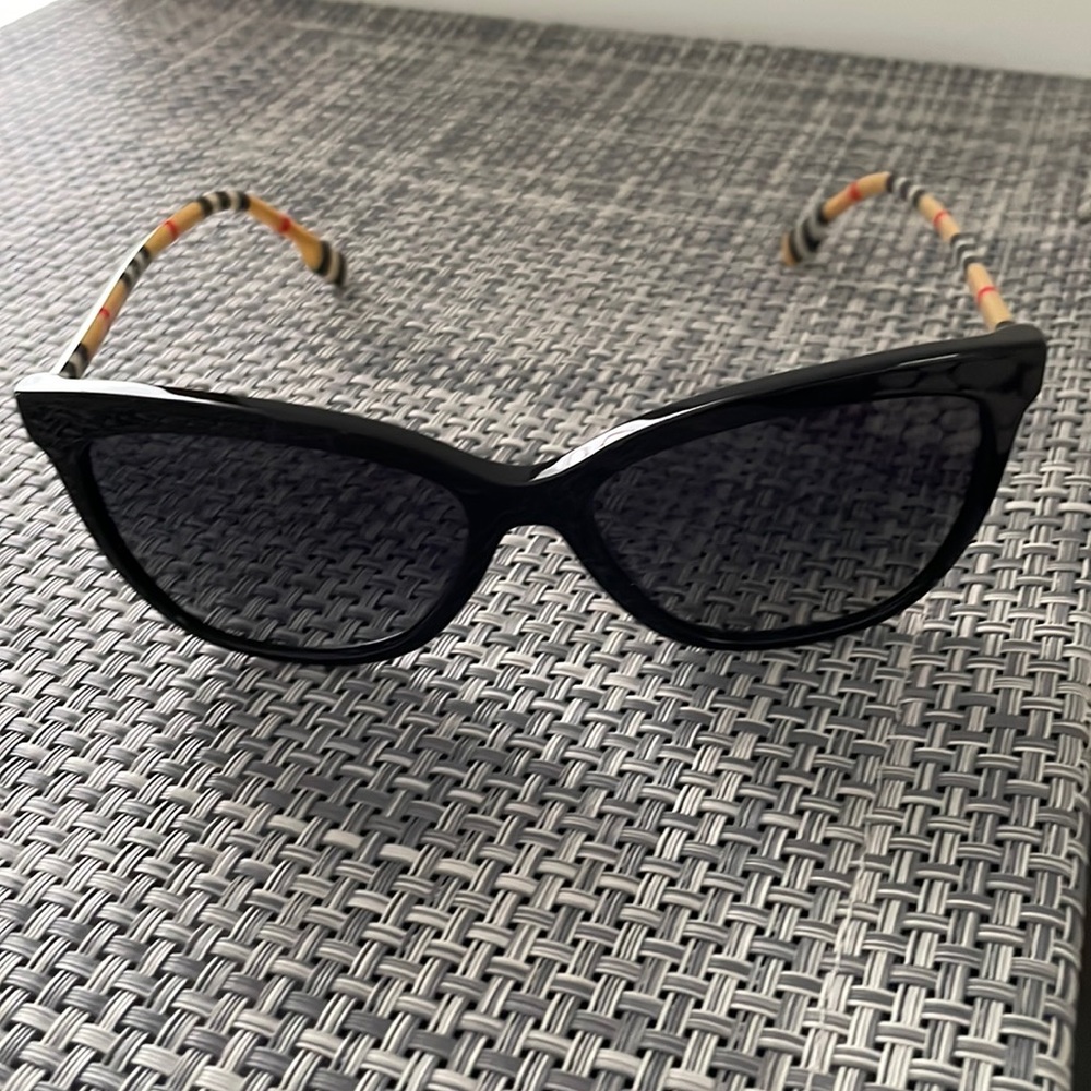 Burberry sunglasses-style Clare. New